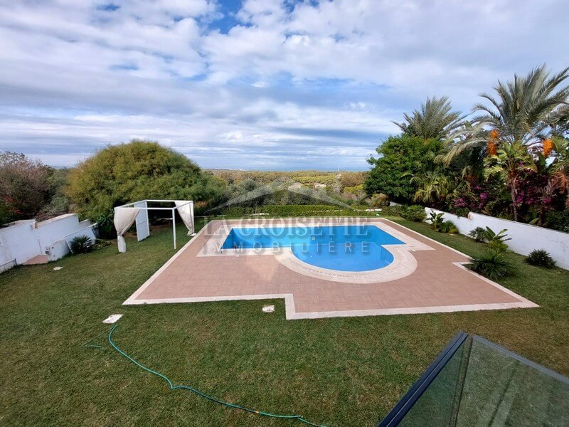 Villa S+4 avec piscine à Gammarth 